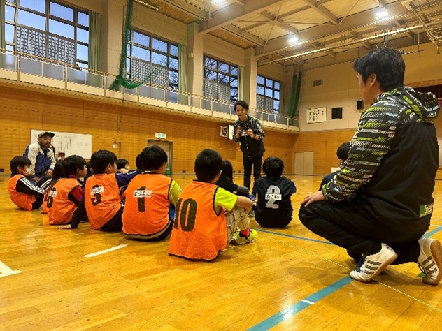 放課後の時間を利用して早く走る方法などを学び体験しました。