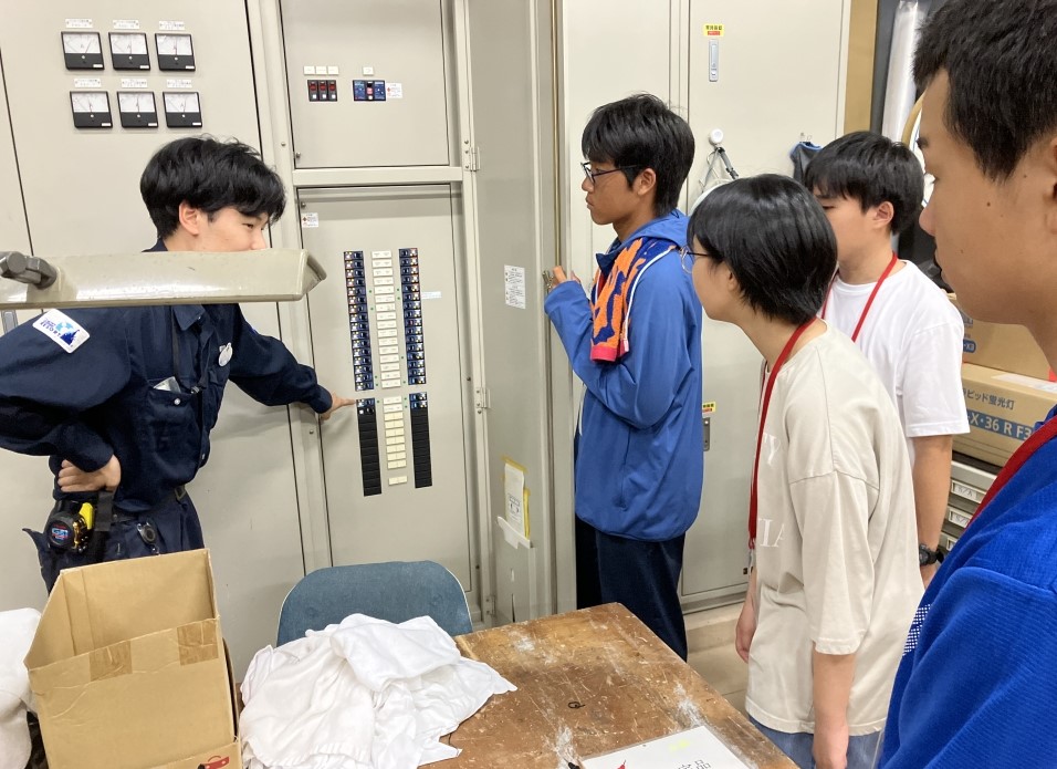 インフラ設備コース
（電気の流れを確認している様子）