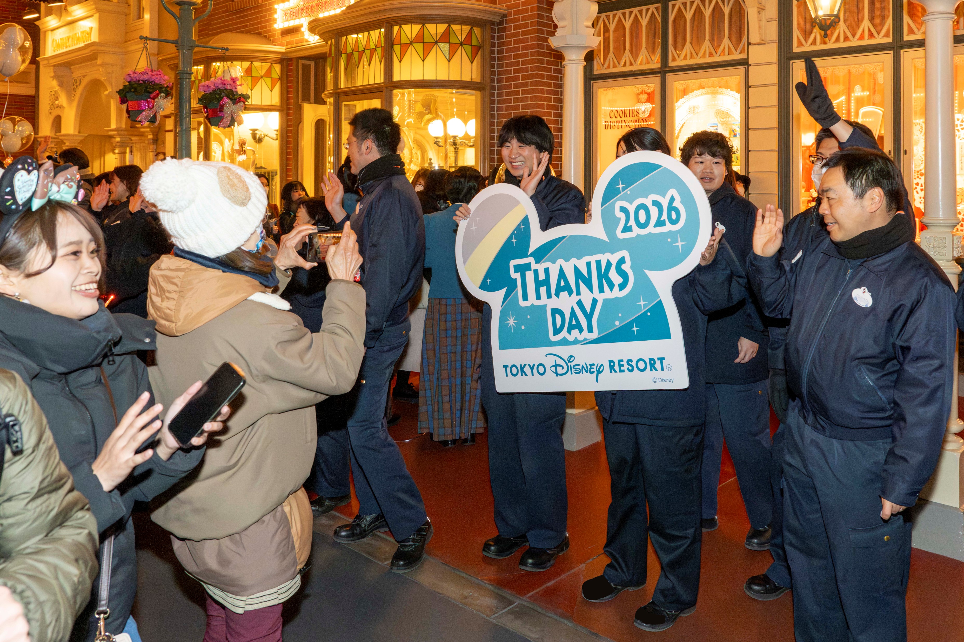 東京ディズニーリゾートⓇで働く準社員（アルバイト）・出演者に日頃の感謝を伝える「サンクスデー」を、1月23日（金）に初めて２つのパークで開催しました。