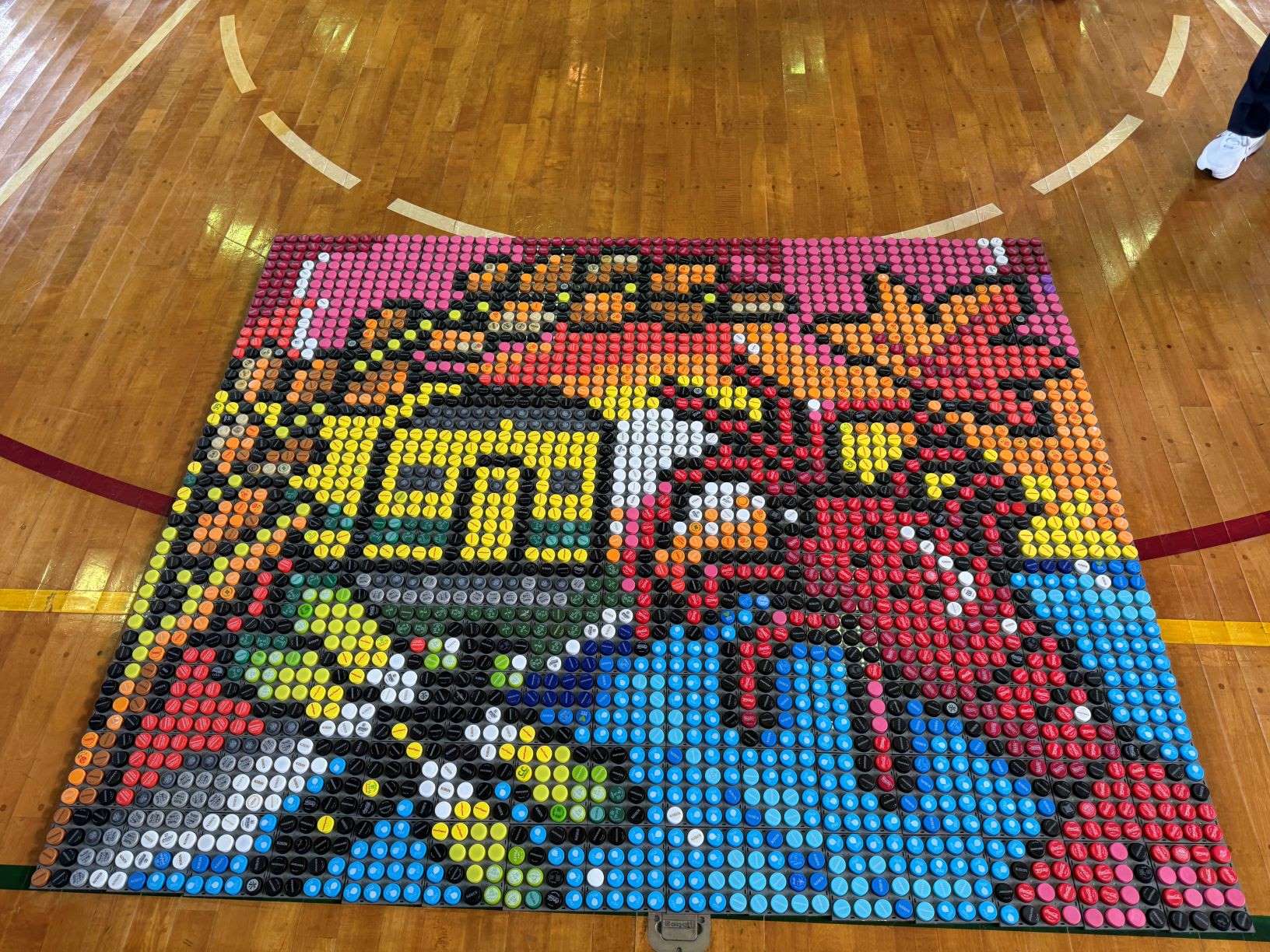 完成したペットボトルキャップアート